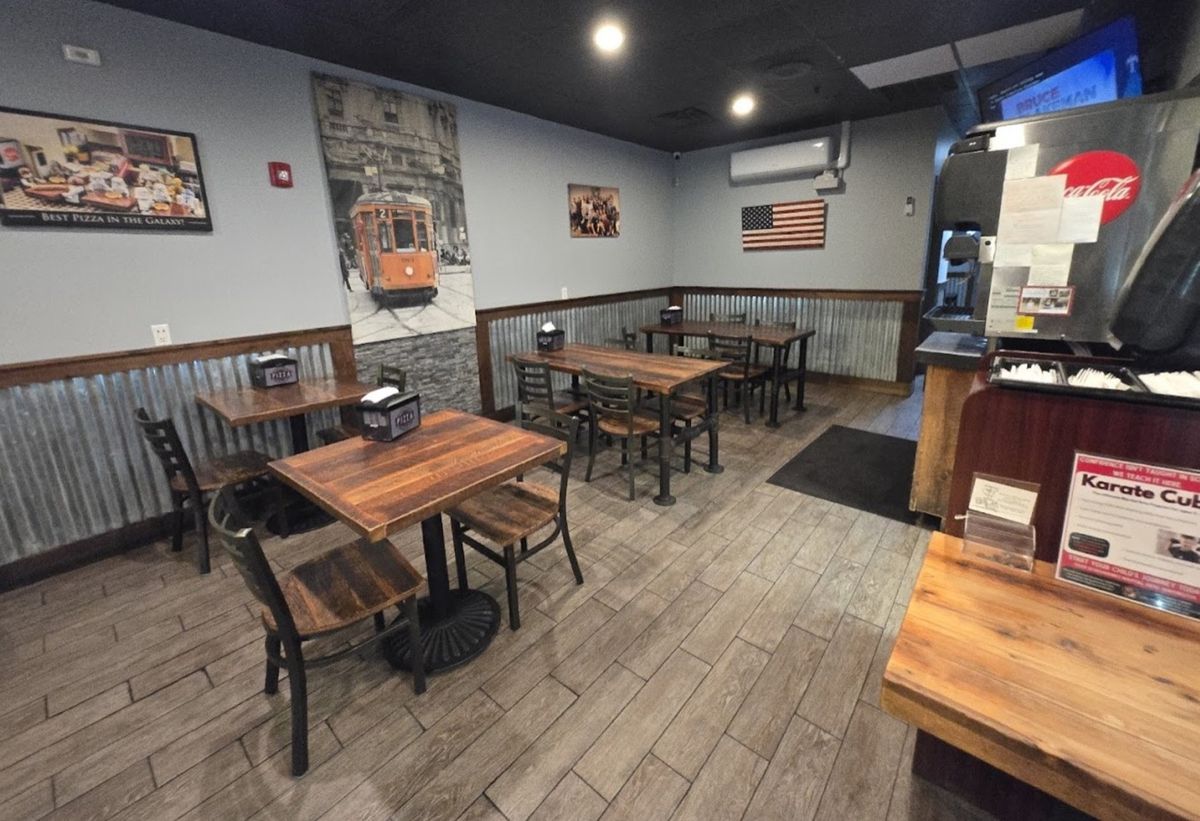 Dining room at Mozzarella's Pizza in East Northport